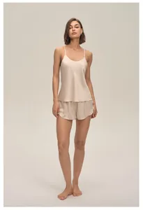 Détail d'un ensemble pyjama en satin champagne avec caraco et short soyeux