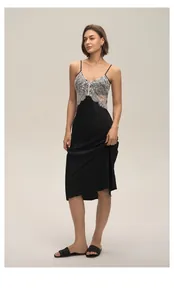 Détail d'élégant décolleté en V avec dentelle blanche délicate sur une chemise de nuit en satin