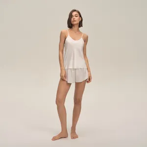 Ensemble de nuit élégant en satin ivoire pour femme avec caraco et short assorti