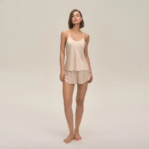 Ensemble de pyjama deux pièces en satin beige avec caraco col en V et short assorti