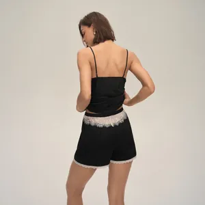 Ensemble pyjama en satin noir pour femme avec caraco, short et bordure en dentelle