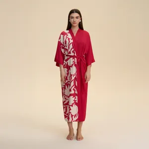 Peignoir kimono long en satin rouge pour femme avec imprimé floral blanc et ceinture