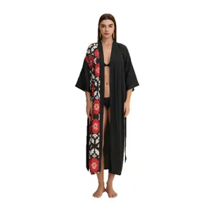 Peignoir kimono long en satin noir avec imprimé floral rouge et style ouvert élégant