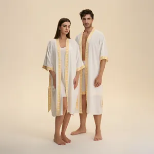Accappatoio in raso bianco per coppia con bordo geometrico giallo e tessuto morbido
