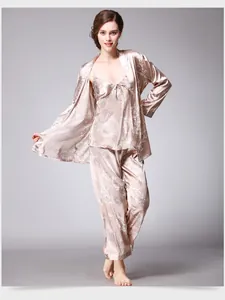 Vista detallada del conjunto de pijama de seda champán con estampado paisley blanco