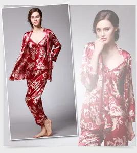 Detalle del conjunto de pijama de seda de tres piezas con estampado damasco y encaje