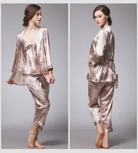 Detalle del conjunto de pijama de satén de 3 piezas para mujer con estampado de cachemira
