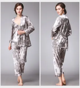 Conjunto de pijama de 3 piezas en seda de hielo plateada con motivos de cachemira gris