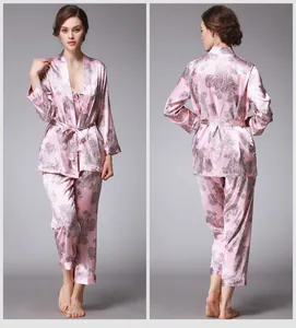 Detalle del conjunto de pijama de tres piezas en satén rosa con estampado de paisley