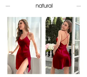 Dettaglio dell'abito sottoveste in raso rosso con spalline incrociate e spacco laterale