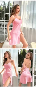 Camicia da notte in raso rosa con schiena incrociata e spacco laterale in casa