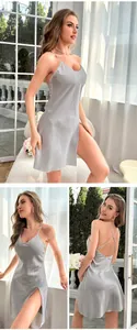 Dettaglio della camicia da notte in raso di seta argento con spacco e schiena scoperta