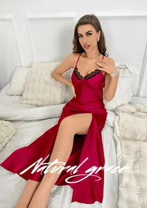 Détail de la chemise de nuit en soie rouge avec décolleté en dentelle et fente haute
