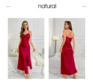 Détails d'une nuisette en satin rouge avec dentelle noire et bretelles croisées