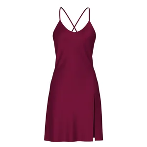Camicia da notte in seta bordeaux con spalline incrociate e spacco laterale, scollo a v