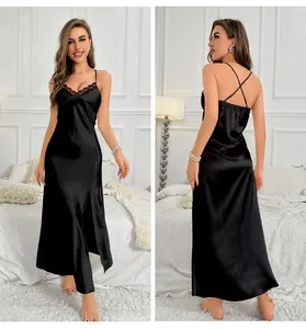 Détail de nuisette noire en satin avec col en V en dentelle et fente latérale
