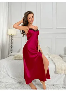 Détail de la chemise de nuit en satin bordeaux avec dentelle noire et fente latérale