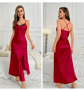 Nuisette en satin bordeaux avec bordure en dentelle noire et dos croisé élégant
