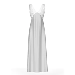 Nuisette élégante en satin gris argenté avec bordure en dentelle blanche et col V