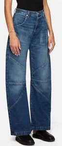 Détail de jean taille haute à jambe large avec patchwork géométrique et denim délavé