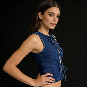 Détails rapprochés des lacets et nœuds sur un gilet en jean sans manches bleu foncé