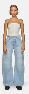 Détail du jean denim à coutures patchwork et délavage vintage style streetwear décontracté