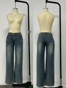 Detailansicht der Vintage-Waschung Jeans mit hoher Taille, geradem Bein und Taschendesign