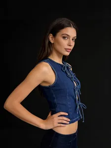 Gilet sans manches en jean bleu foncé avec détails de lacets avant et une coupe ajustée