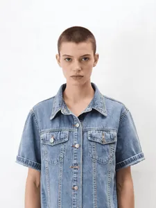 Kurzärmliges Jeans-Crop-Top mit zwei Brusttaschen und klassischem Reverskragen