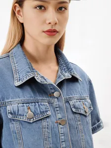 Klassische blaue Jeansjacke mit Silberknöpfen und Brusttaschen im französischen Retro-Stil