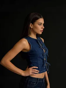 Haut sans manches en denim bleu foncé avec nœuds papillon sur le devant chic