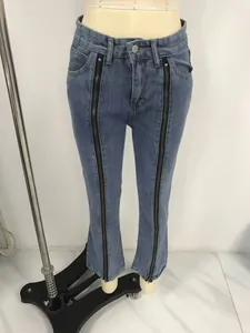 Détails des fermetures éclair noires sur toute la longueur du jean en denim bleu clair