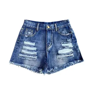 Détails du short en jean bleu moyen avec finitions effilochées et détails déchirés usés