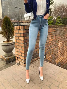 Détail du jean skinny taille haute bleu clair avec structure classique à cinq poches
