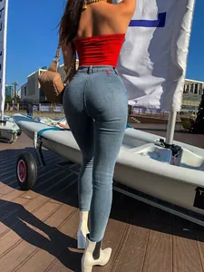 Vue arrière du jean skinny bleu moulant à taille haute pour femme de style urbain