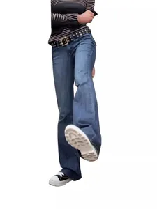 Retro Slim Fit Schlagjeans für Damen in verwaschenem Blau mit Ösengürtel