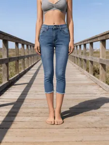 Slim fit high-waist denim capri pants in classic blue with frayed hem and distressed detail