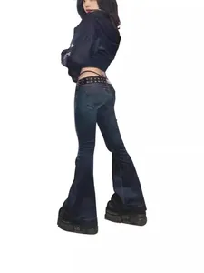 Vintage Slim-Fit Schlagjeans in dunkelblauer Waschung mit Nietengürtel im Y2K-Stil