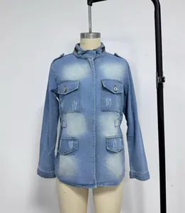 Detailansicht der hellblauen Jeansjacke mit Stehkragen und großen Pattentaschen