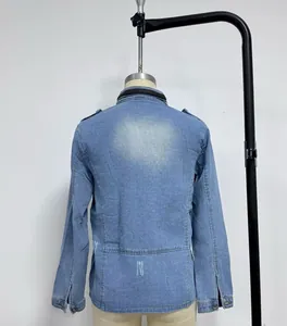 Detail der hellblauen Jeansjacke Rückseite mit Reißverschluss Stehkragen und Waschung
