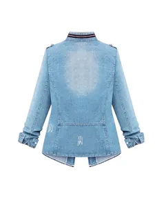 Rückansicht der hellblauen Jeansjacke mit dreifarbigem Stehkragen und Wasch-Effekt