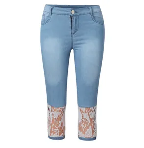 Detail einer hellblauen Denim-Caprihose mit exquisitem weißem Blumenspitzenbesatz am Saum