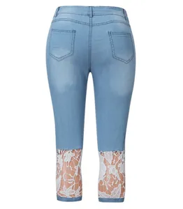 Detailansicht der hellblauen Capri-Jeans mit zartem weißen Spitzenbesatz am Beinsaum