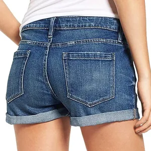 Short en jean bleu pour femme avec ourlet effiloché et bords repliés, vue arrière