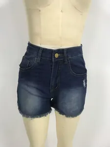 Details von dunkelblauen High-Waist-Denim-Shorts mit Fransensaum und Metallknopfverschluss