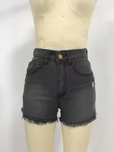 Detailansicht der dunkelgrauen High-Waist-Denim-Shorts mit Goldknopf und ausgefranstem Saum
