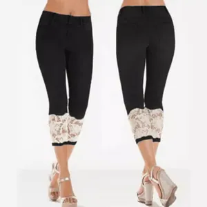 Damen Slim-Fit Capri-Leggings in Schwarz mit detailreichen weißen Spitzenborten am Saum