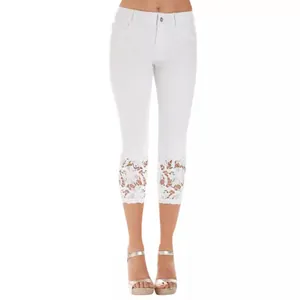 Slim Fit Damen Caprihose in Weiß mit elegantem floralem Spitzenbesatz am Beinsaum