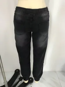 Detail der grauen Denim-Jogger mit elastischem Bund und Gesäßtaschen an der Schaufensterpuppe