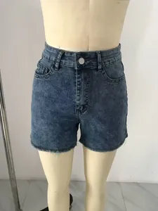 Λεπτομέρεια από vintage μπλε τζιν σορτς με ψηλή μέση και ξεφτισμένο στρίφωμα και πλύσιμο